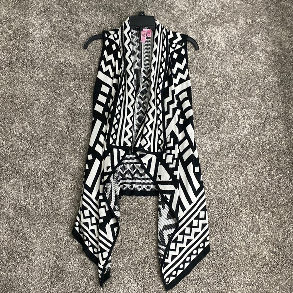 Sleeveless sweater. Black & white Aztec design. Lightweight and great over tanks
